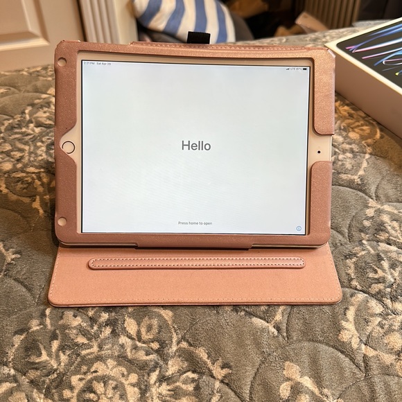 EUC Apple iPad Silver 5th generation 128GB model A1823 wifi + LTE Accessories - Picture 3 of 12